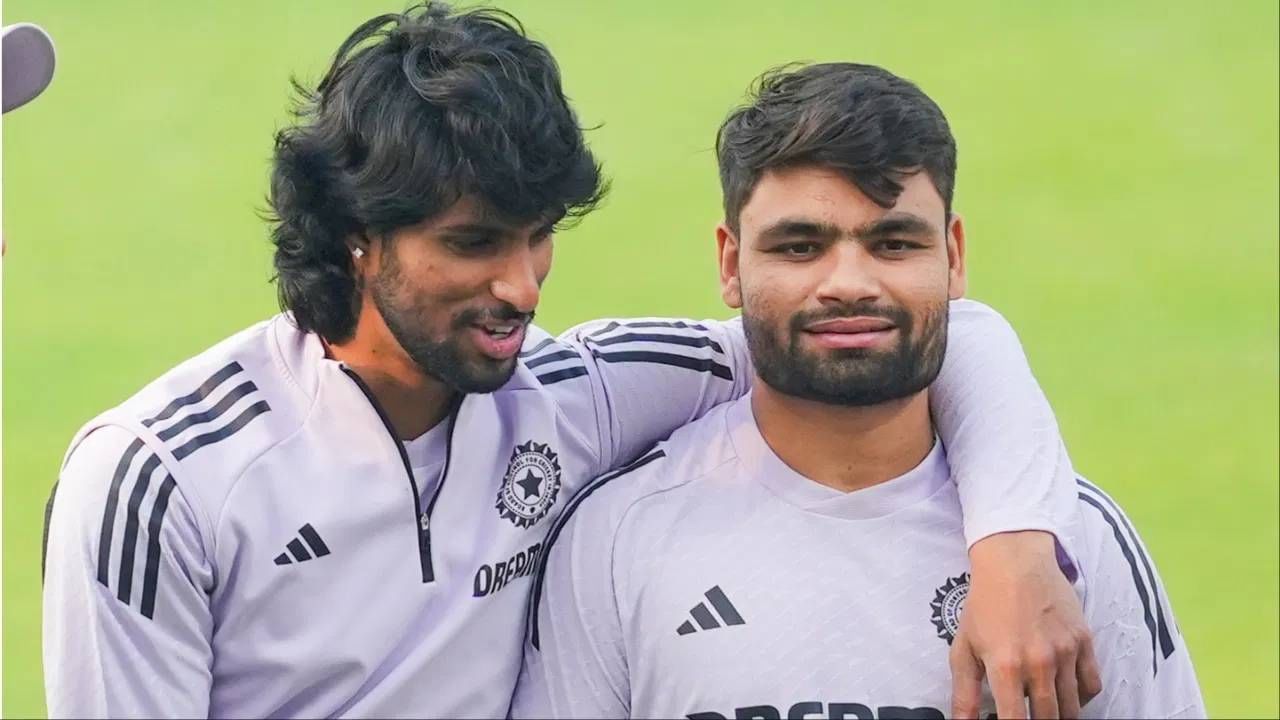 आंध्र प्रदेशने दिलेल्या धावांचा पाठलाग करताना उत्तर प्रदेशने सावध सुरुवात केली. माधव कौशिकने 54 धावा केल्या. तर तिसऱ्या क्रमांकावर उतरलेल्या आर्यन जुआलने 66 धावांची खेळी केली. पाचव्या क्रमांकावर उतरलेल्या रिंकुनेही जबरदस्त फलंदाजी केली.  (Photo: PTI)