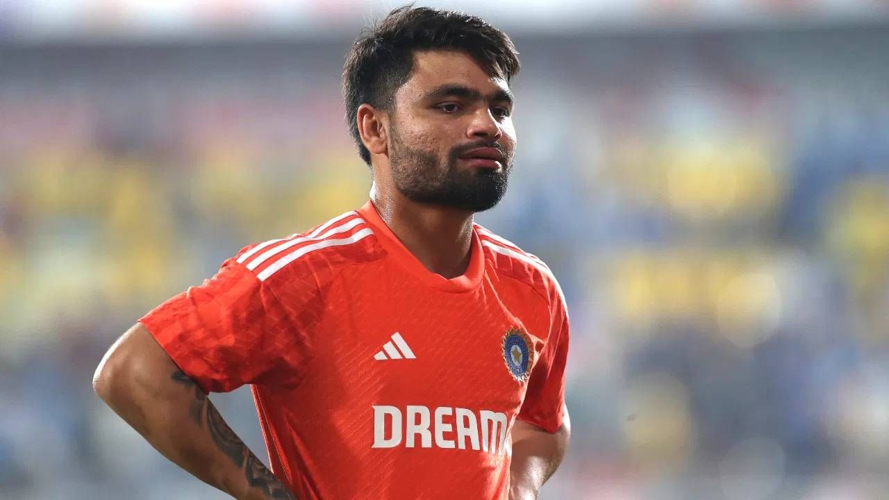 रणजी ट्रॉफी 2025-2026 स्पर्धेच्या एलिट अ ग्रुपमध्ये कानपूरच्या ग्रीन पार्क मैदानात उत्तर प्रदेश विरुद्ध आंध्र प्रदेश हा सामना सुरु आहे. . या सामन्यात रिंकु सिंहने चमकदार कामगिरी करत शतक ठोकलं.   (फोटो- Pankaj Nangia/Getty Images)