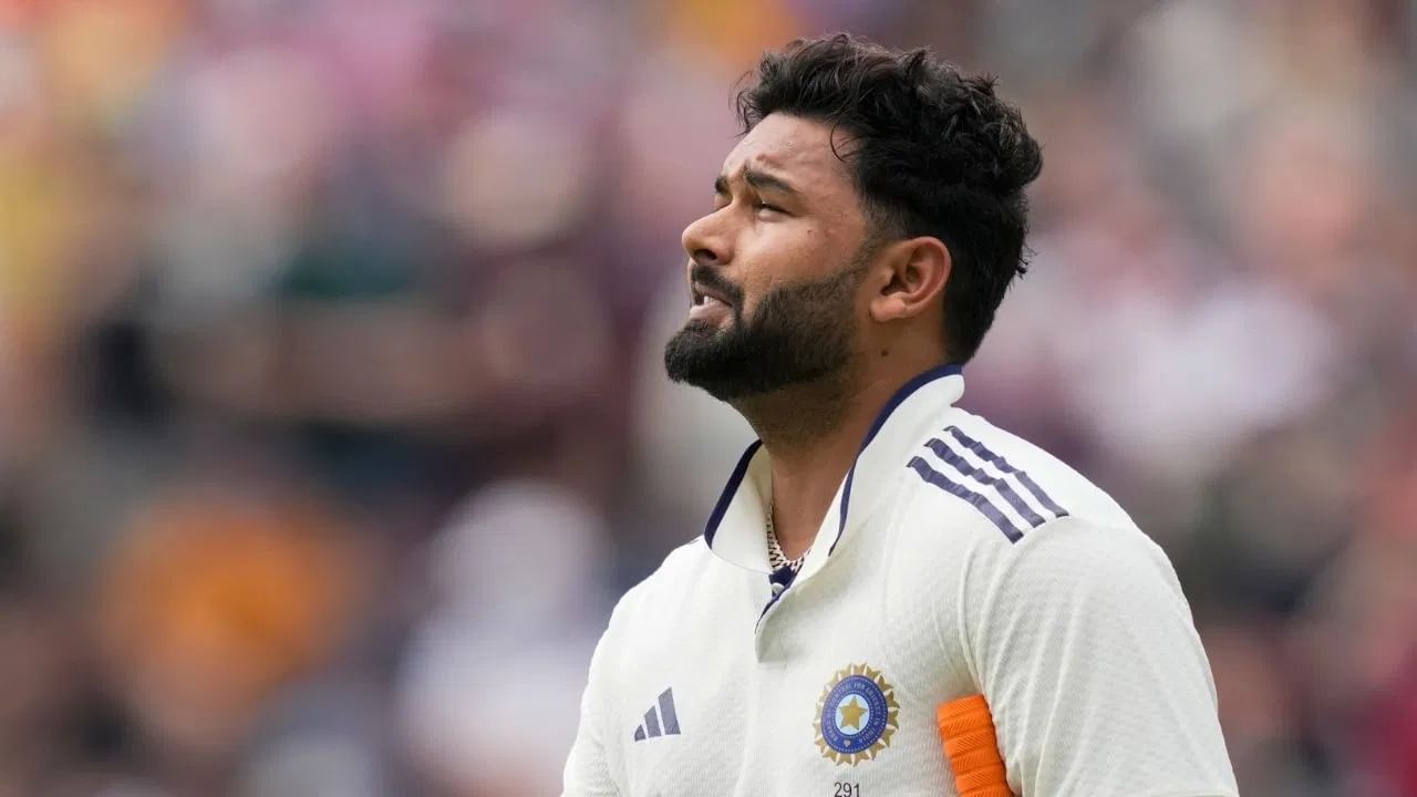 रणजी ट्रॉफी स्पर्धेला 15 ऑक्टोबरपासून सुरुवात होणार आहे. दिल्ली या मोहिमेतील आपला पहिला सामना हैदराबाद विरुद्ध खेळणार आहे. मात्र पंत या सामन्यात खेळणार नसल्याचं समजत आहे. दिल्ली आपला दुसरा सामना 25 ऑक्टोबरपासून घरच्या मैदानात  खेळणार आहे. दिल्लीसमोर या सामन्यात हिमाचल प्रदेशचं आव्हान असणार आहे. पंत या सामन्यातून कमबॅक करणार असल्याचं म्हटलं जात आहे. (Photo: PTI)