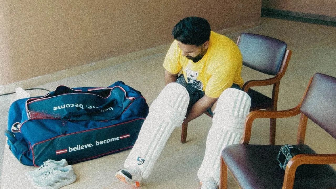 ऋषभ दुखापतीनंतर बंगळुरुत बीसीसीआयच्या सेंटर ऑफ एक्सीलेंसमध्ये होता. सीओएमध्ये रिहॅब पूर्ण केल्यांनतर पंतने सरावाला सुरुवात केली आहे. पंत आता रणजी ट्रॉफीतून कमबॅक करण्यासाठी सज्ज झाला आहे. (Photo Credit : Rishabh Pant Instagram)