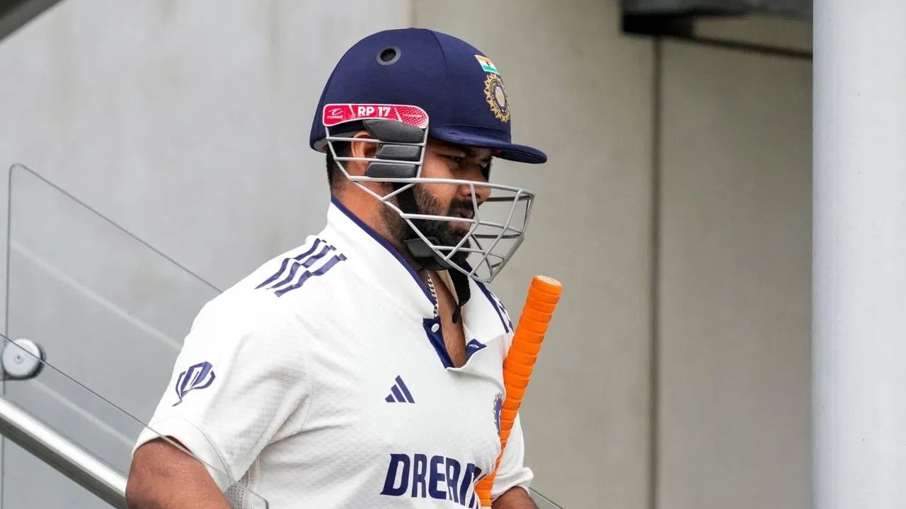 मिळालेल्या माहितीनुसार, 25 ऑक्टोबरपासून रणजी ट्रॉफी स्पर्धेतील दुसऱ्या फेरीला सुरुवात होणार आहे. पंत या फेरीतील सामन्यातून कमबॅक करणार आहे. पंत यासह दिल्ली टीममध्ये कमबॅक करणार आहे. इतकंच नाही तर पंतला नेतृत्वाची जबाबदारी मिळणार असल्याचं म्हटलं जात आहे. सध्या आयुष बदोनी याच्याकडे दिल्लीच्या नेतृत्वाची सुत्रं आहेत. (Photo: PTI)