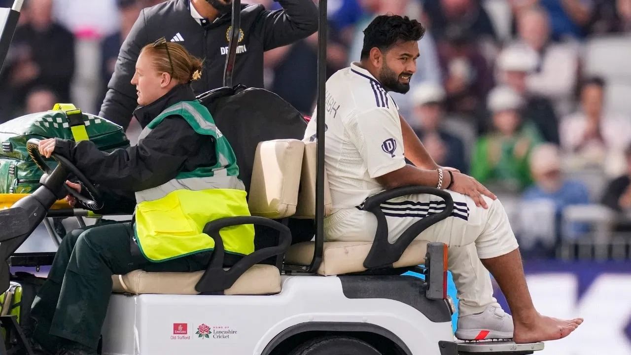 ऋषभ पंतला इंग्लंड दौऱ्यात मँचेस्टरमधील कसोटी सामन्यात पायाला दुखापत झाली होती.  पंतला या दुखापतीमुळे पाचव्या आणि अंतिम कसोटीला मुकावं लागलं होतं. पंत तेव्हापासून कमबॅकसाठी शक्य तितके प्रयत्न करत आहे. (Photo Credit : PTI) 