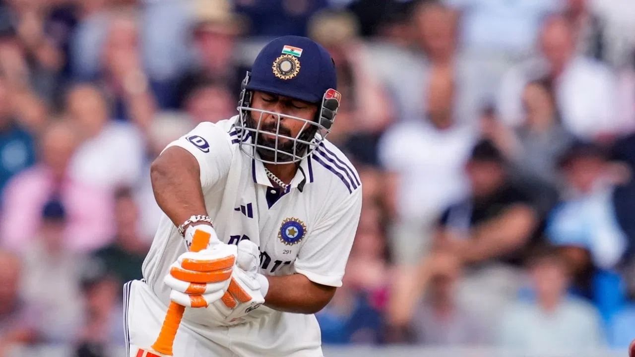 टीम इंडिया आयसीसी चॅम्पियन्स ट्रॉफीनंतर ऑस्ट्रेलिया दौऱ्यात एकदिवसीय मालिकेत खेळताना दिसणार आहे. या मालिकेतून रोहित शर्मा आणि विराट कोहली या दोघांचं कमबॅक होणार आहे. या दोघांच्या पुनरागमनाची क्रिकेट चाहत्यांना प्रतिक्षा आहे. तसेच विकेटकीपर बॅट्समन आणि कसोटी संघाचा उपकर्णधार ऋषभ पंत याच्या कमबॅकचीही चाहत्यांना उत्सूकता आहे. (Photo Credit: PTI)