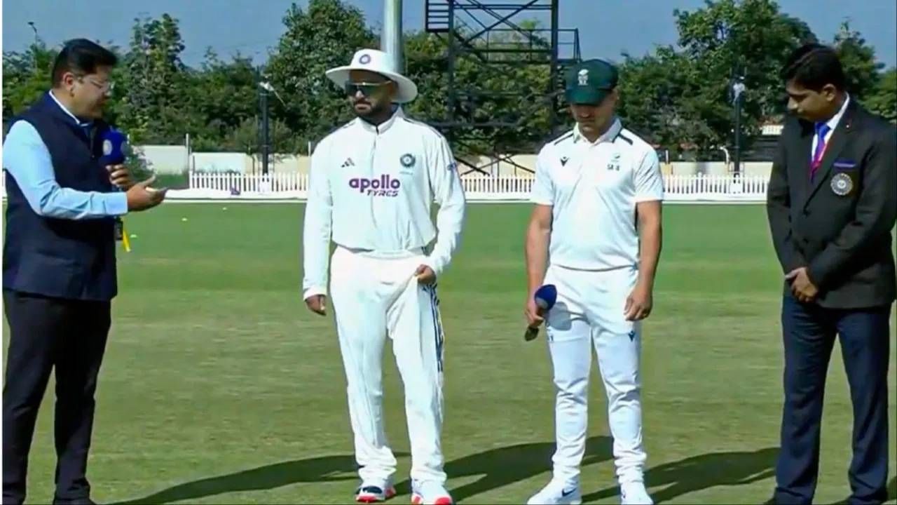 दक्षिण अफ्रिका ए विरूद्धच्या सामन्यात नाणेफेकीचा कौल हा इंडिया ए संघाच्या बाजूने लागला. कर्णधार ऋषभ पंतने प्रथम गोलंदाजी करण्याचा निर्णय घेतला आहे. दक्षिण अफ्रिकेविरुद्धच्या कसोटी मालिकेपूर्वी ऋषभ पंतसाठी हा सराव सामना आहे. (Photo: X/PTI)