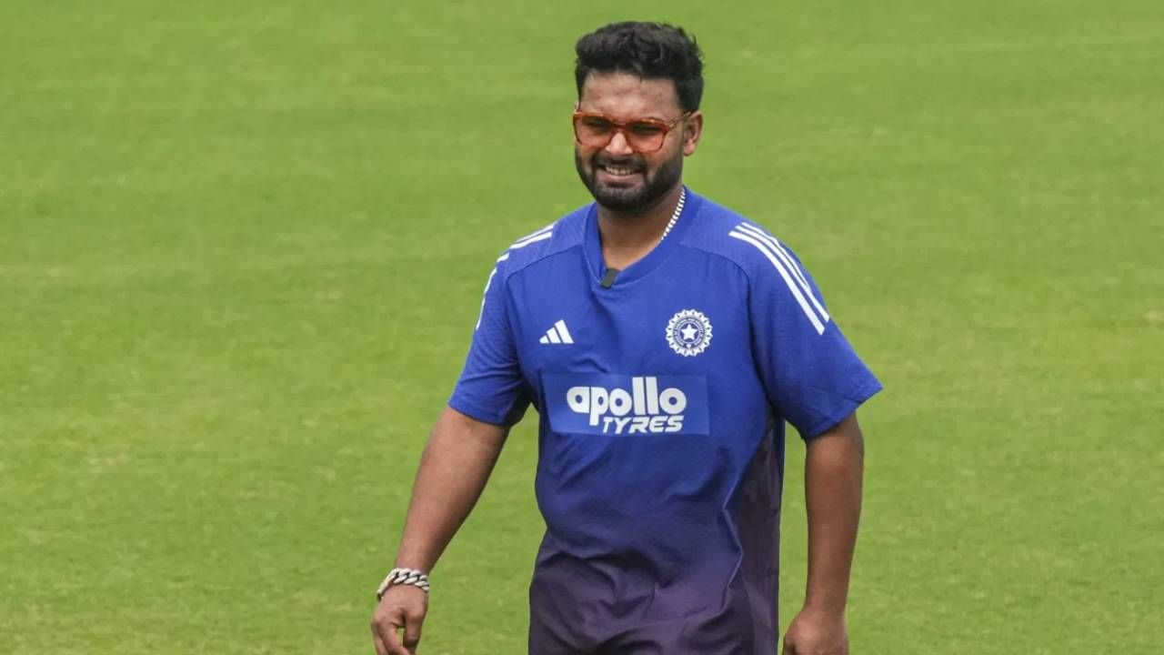 इंग्लंडविरुद्धच्या चौथ्या कसोटी सामन्यात ऋषभ पंतला दुखापत झाली होती. त्यामुळे दुसऱ्या डावात फ्रॅक्चर पायासह उतरला होता. त्यामुळे पाचव्या कसोटी सामन्यात खेळला नव्हता. आता ऑक्टोबरमध्ये मैदानात परतला असून नोव्हेंबरमध्ये होणाऱ्या मालिकांसाठी सज्ज झाला आहे. (Photo: X/PTI)