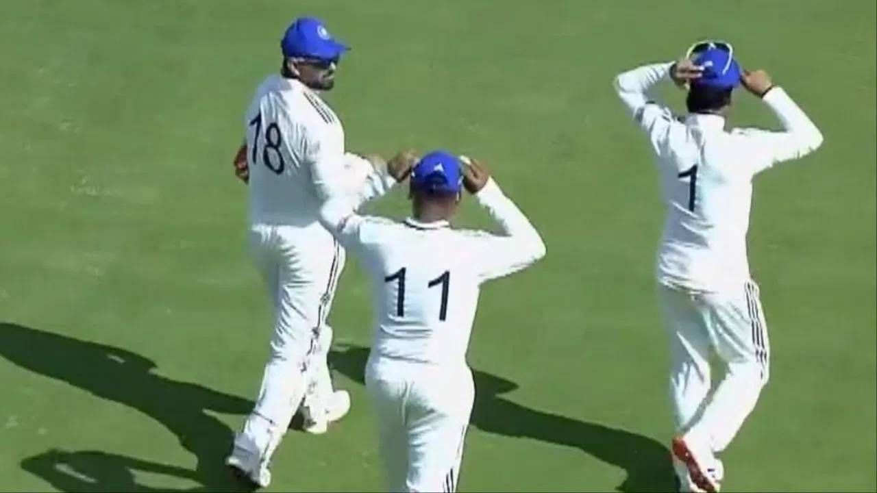 भारतीय क्रिकेट संघात 18 क्रमांकाची जर्सी विराट कोहलीशी निगडीत आहे. आंतरराष्ट्रीय क्रिकेटमध्ये विराट कोहली 18 क्रमांकाच जर्सी परिधान करतो. विराट कोहली आता कसोटी आणि टी20 फॉर्मेटमधून निवृत्त झाला आहे. (Photo: X/PTI)