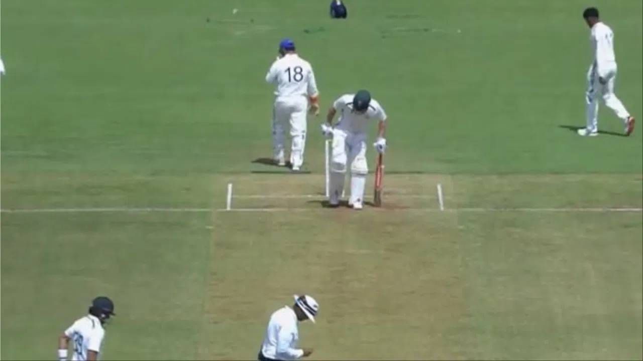 ऋषभ पंतने कमबॅक केलं तेव्हा मैदाना 18 क्रमांकाची जर्सी परिधान करून मैदानात उतरला. ऋषभ पंतच्या खांद्यावर इंडिया ए संघाची धुरा सोपवण्यात आली आहे. त्यामुळे सर्वांच्या भुवया उंचावल्या आहे. (Photo: X/PTI)