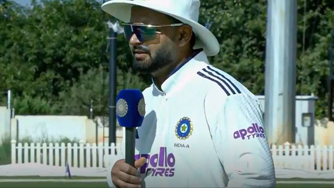 इंग्लंडविरुद्धच्या कसोटी मालिकेत पायाचं बोट फ्रॅक्चर झाल्याने ऋषभ पंतला मालिका अर्धवट सोडावी लागली होती. त्यामुळे तीन महिने दुखापतीतून सावरण्यासाठी गेली होते. आता ऋषभ पंतने कमबॅक केलं असून दक्षिण अफ्रिका ए विरुद्ध दोन सामन्यांची कसोटी मालिकेत खेळत आहे. हा सामना बंगळुरुच्या सेंटर ऑफ एक्सीलेंसमध्ये खेळला जात आहे. (Photo: X/PTI)