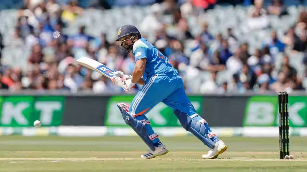 रोहितने 2 धावा करताच महारेकॉर्ड आपल्या नावे केला. रोहित ऑस्ट्रेलियात ऑस्ट्रेलिया विरुद्ध एकदिवसीय क्रिकेटमध्ये 1 हजार धावा करणारा पहिला भारतीय फलंदाज ठरला. (Photo Credit : Bcci)