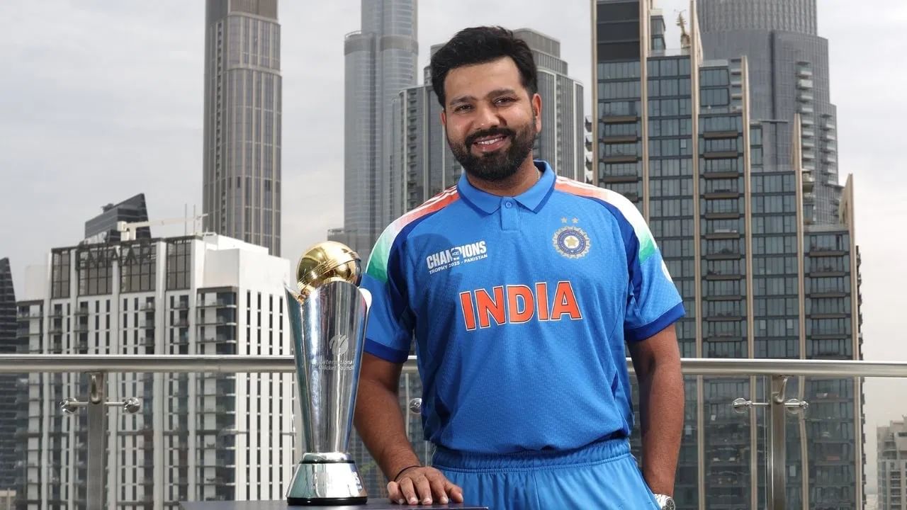 तसेच रोहितच्या नेतृत्वात भारताने आयसीसी चॅम्पियन्स ट्रॉफीचा 12 वर्षांचा दुष्काळ संपवला.  भारताने मार्च महिन्यात अंतिम फेरीत न्यूझीलंडला पराभूत करत आयसीसी चॅम्पिन्स 2025 ट्रॉफीवर नाव कोरलं होतं. भारताने त्याआधी 23 जून 2013 रोजी इंग्लंडला पराभूत करत पहिल्यांदा चॅम्पियन्स ट्रॉफी जिंकली होती.  (Photo Credit: PTI)