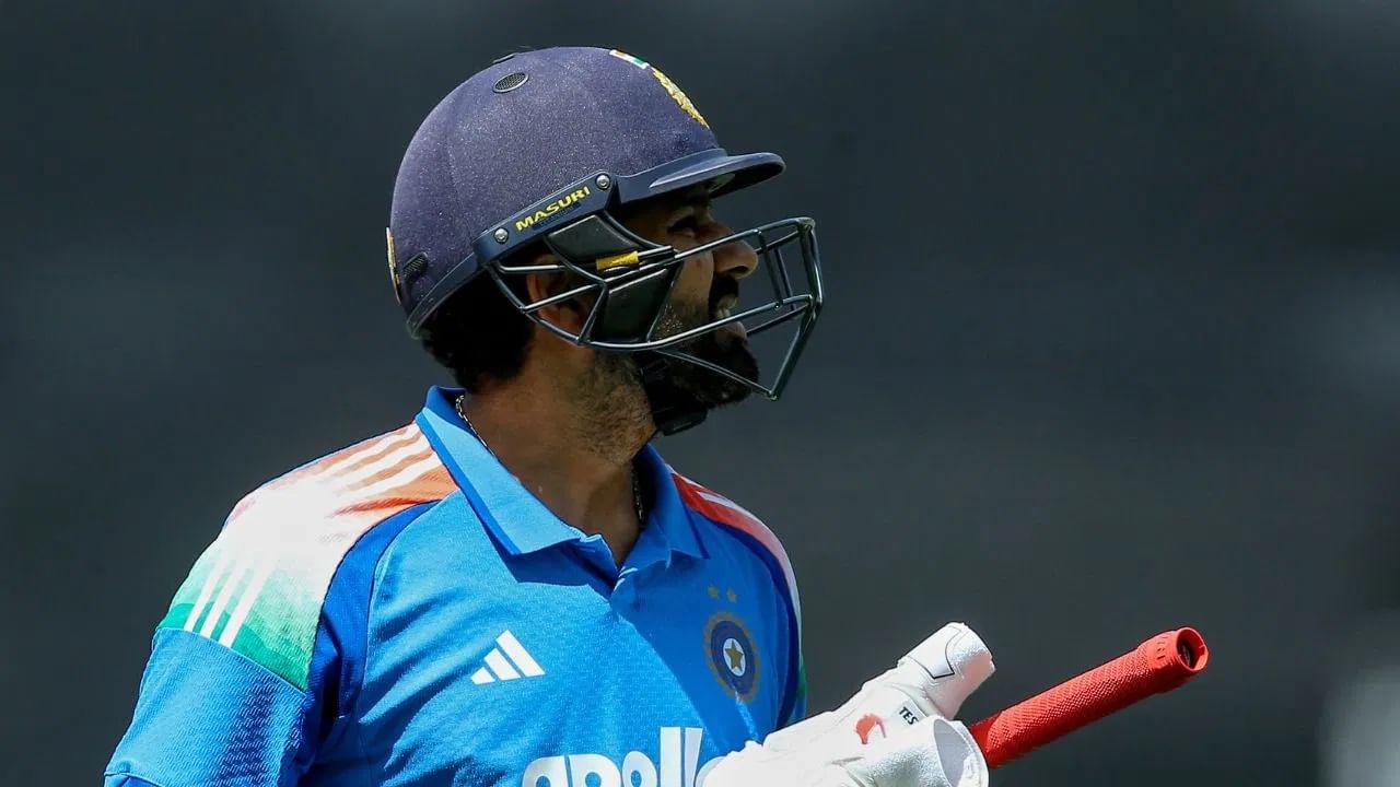 टीम इंडियाच्या टॉप ऑर्डरमधील फलंदाजांनी निराशा केली. त्यामुळे भारताची 3 आऊट 25 अशी स्थिती झाली. सर्वात आधी रोहित शर्मा अवघ्या 8 धावांवर बाद झाला. रोहित कर्णधारपदाची जबाबदारी काढून घेतल्यानंतर फक्त बॅट्समन म्हणून खेळताना कशी कामगिरी करतो याकडे चाहत्यांचं लक्ष होतं. मात्र रोहितने 8 धावा करुन मैदानाबाहेरचा रस्ता धरला. (Photo Credit: PTI)