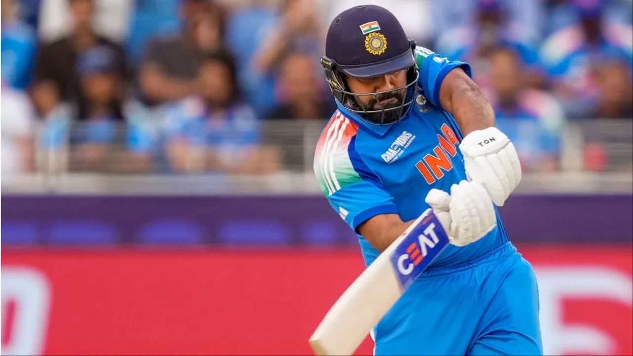 रोहितने आतापर्यंत एकदिवसीय क्रिकेटमध्ये 11 हजार 168 धावा केल्या आहेत. रोहितने यापैकी 7930 धावा या भारताच्या विजयी सामन्यांमध्ये केल्या आहेत. त्यामुळे रोहितला भारताच्या विजयी सामन्यांमध्ये 8 हजार धावा पूर्ण करण्यासाठी 30 धावांची गरज आहे. तसेच रोहित 10 धावा करताच ऑस्ट्रेलियात वनडे क्रिकेटमध्ये 1 हजार धावा करणारा पहिला भारतीय फलंदाज ठरेल. (Photo Credit: PTI)