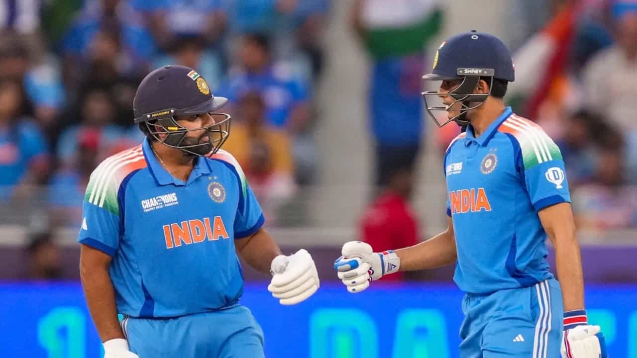 टीम इंडियाच्या ऑस्ट्रेलियातून दौऱ्यातून शुबमन पर्वाला सुरुवात होणार आहे. शुबमन ऑस्ट्रेलिया दौऱ्यातून एकदिवसीय कर्णधार म्हणून सूत्र स्वीकारणार आहे. आतापर्यंत रोहित शर्मा भारताचं नेतृत्व करत होता. या निमित्ताने आपण सर्वाधिक एकदिवसीय सामने गमावणाऱ्या 5 भारतीय कर्णधारांबाबत जाणून घेऊयात. (Photo Credit : PTI)