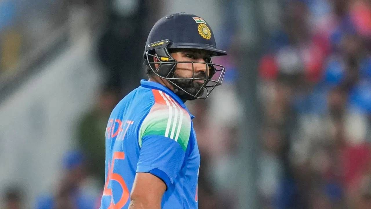 बीसीसीआय वनडे वर्ल्डकप 2027 डोळ्यासमोर ठेवून संघाची बांधणी करत आहे. यासाठी आता दीड वर्षांचा अवधी आहे. शुबमन गिलच्या नेतृत्वात भारतीय संघ या स्पर्धेत उतरणार यावर शिक्कामोर्तब झालं आहे. आता रोहित शर्मा या संघात असेल की नाही हे दोन मालिकांमध्ये स्पष्ट होईल. (Photo- PTI)