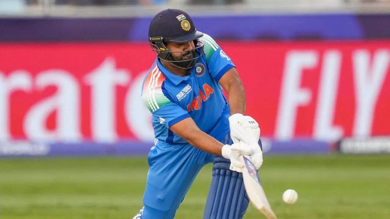 रोहित शर्मा आता फक्त वनडे क्रिकेटमध्ये आपलं नशिब पणाला लावणार आहे. त्याला वनडे वर्ल्डकप 2027 स्पर्धेत खेळण्याची इच्छा आहे. पण त्यासाठी त्याला चांगली कामगिरी करावी लागणार आहे. यासाठी रोहित शर्माला या वर्षात खेळले जाणारे सहा सामने महत्त्वाचे असणार आहेत. (Photo- PTI)