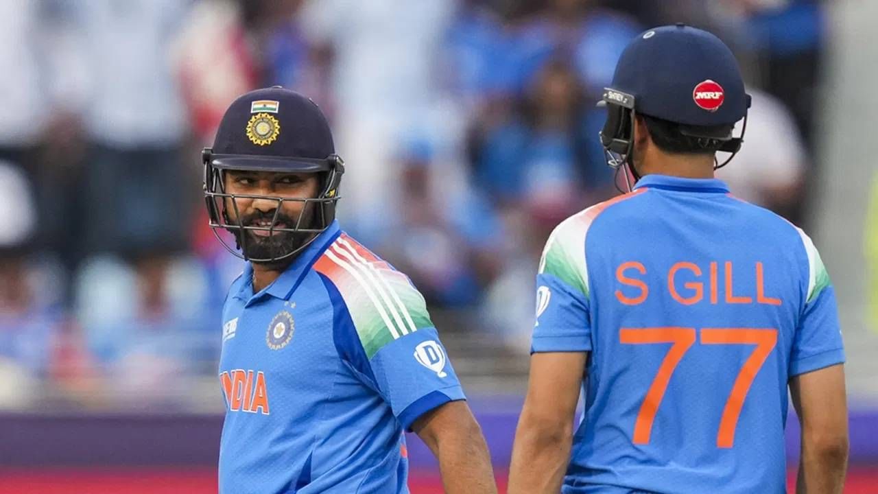 रोहित शर्माने या वनडे मालिकेत 196 धावा केल्या तर वनडे क्रिकेटमध्ये भारतासाठी सर्वाधिक धावा करणारा तिसरा फलंदाज ठरेल. सचिन तेंडुलकर या यादीत पहिल्या स्थानावर असून त्याने 18426 धावा केल्यात. तर विराटने 14181 धावा, सौरव गांगुलीने 11221 धावा केल्यात. रोहित शर्माने 11168 धावा केल्यात. (Photo-PTI)