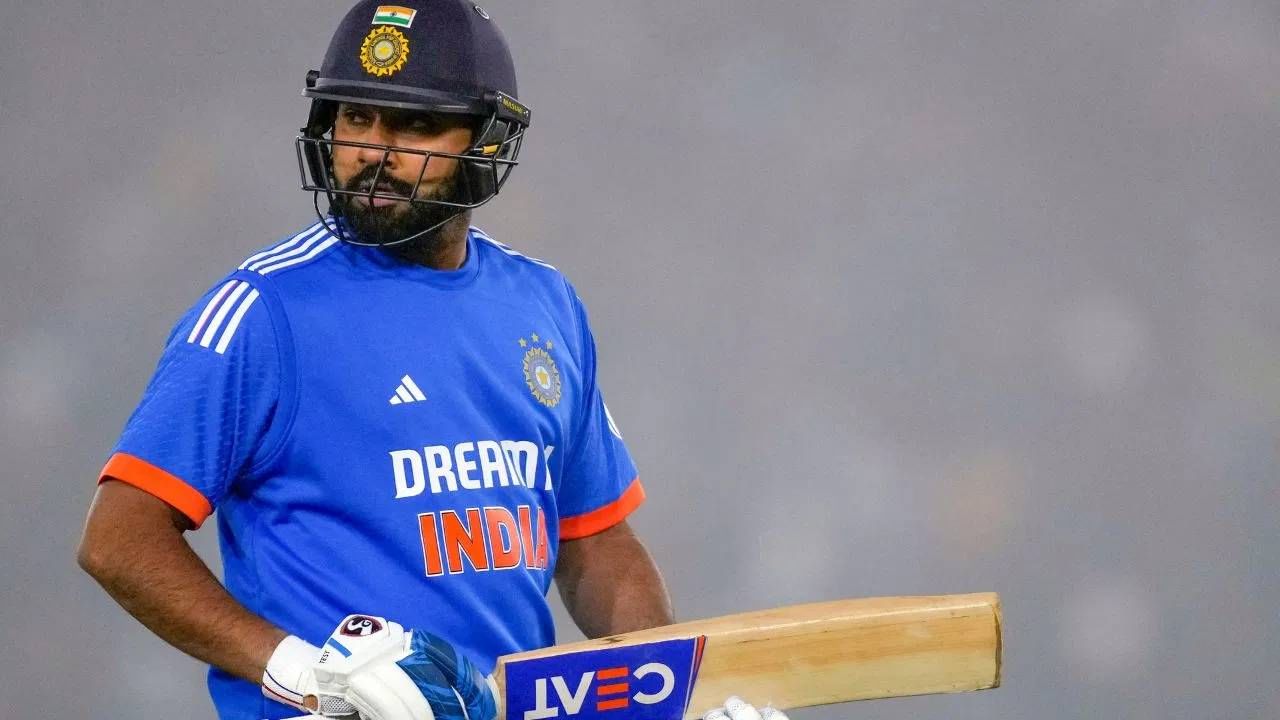 रोहित शर्माचा टीम इंडियासाठी खेळताना 500वा आंतरराष्ट्रीय सामना आहे. यासह 500 सामने खेळणारा पाचवा खेळाडू ठरेल. या यादीत सचिन तेंडुलकर पहिल्या स्थानावर आहे. त्याने 664 सामने खेळले आहे. विराटने 550, धोनीने 535 आणि राहुल द्रविडने 504 सामने खेळले आहेत. (BCCI Photo)