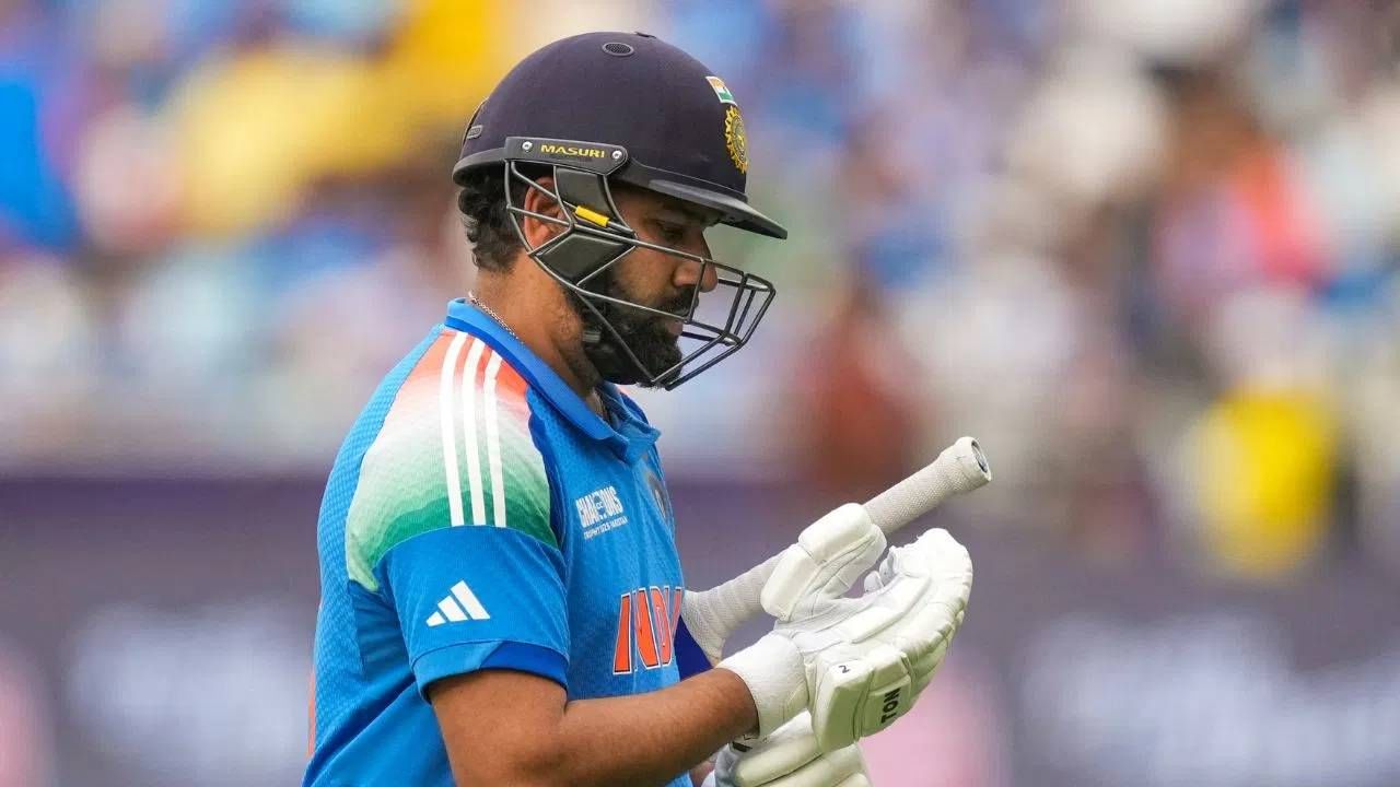 रोहित शर्माने आंतरराष्ट्रीय क्रिकेटमध्ये 49 अर्धशतकं झळकावली आहेत. त्याला अर्धशतकांचं अर्धशतक करण्यासाठी एका अर्धशतकाची गरज आहे. रोहित शर्माने कसोटीत , वनडे सामन्यात आणि टी20 सामन्यात 5 अर्धशतकं ठोकली आहेत. (Photo-PTI)