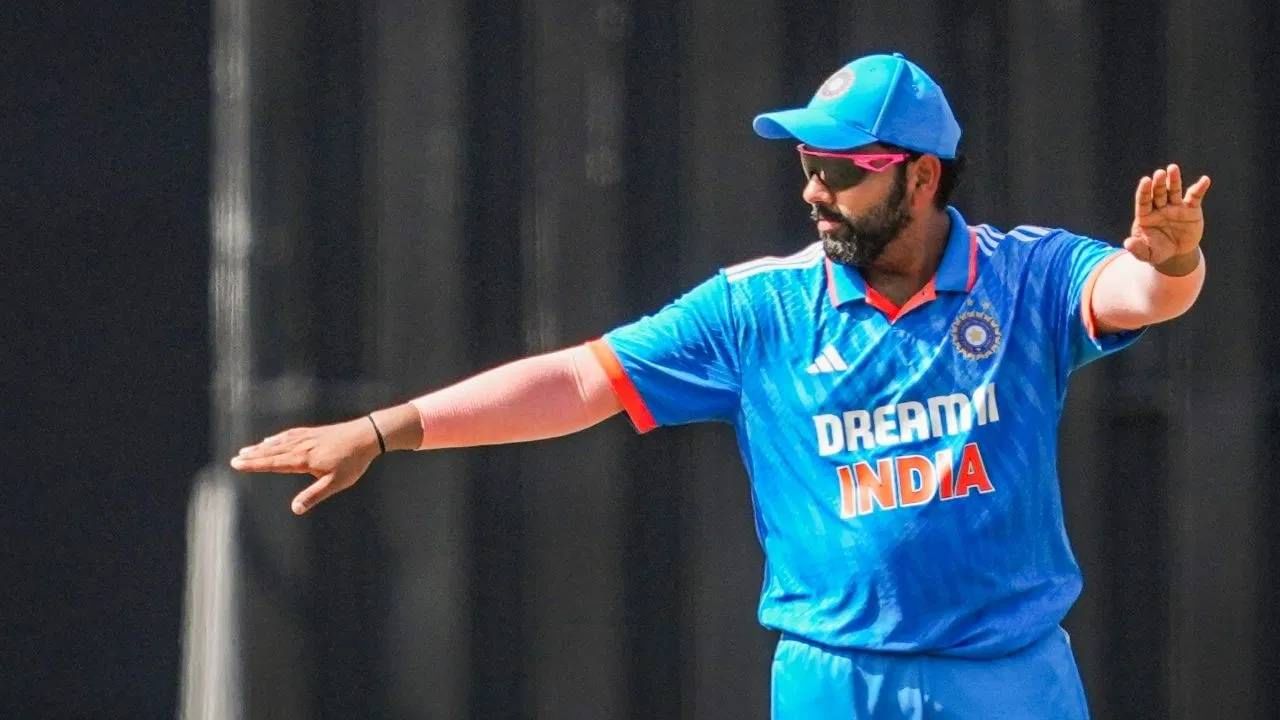 ऑस्ट्रेलिया दौऱ्यापूर्वी रोहित शर्माचं कर्णधारपद गेलं असलं तरी त्याची तयारी वनडे वर्ल्डकप 2027 स्पर्धेसाठी असल्याची चर्चा आहे. त्यामुळे त्याच्याकडून ऑस्ट्रेलिया दौऱ्यात चांगल्या कामगिरीची अपेक्षा आहे. रोहित शर्माच्या रडारवर या दौऱ्यात आठ विक्रम आहेत.  (फोटो- pti)