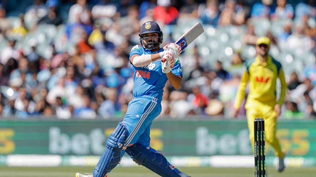 रोहित शर्माकडे सिडनी वनडे सामन्यात पाकिस्तानच्या शाहीद आफ्रिदीचा विक्रम मोडण्याची संधी आहे. रोहित शर्मा वनडे सामन्यात सर्वाधिक षटकार मारणाऱ्या शाहिद आफ्रिदीच्या रेकॉर्डपासून फक्त काही पावलं दूर आहे. (Photo- BCCI Twitter)