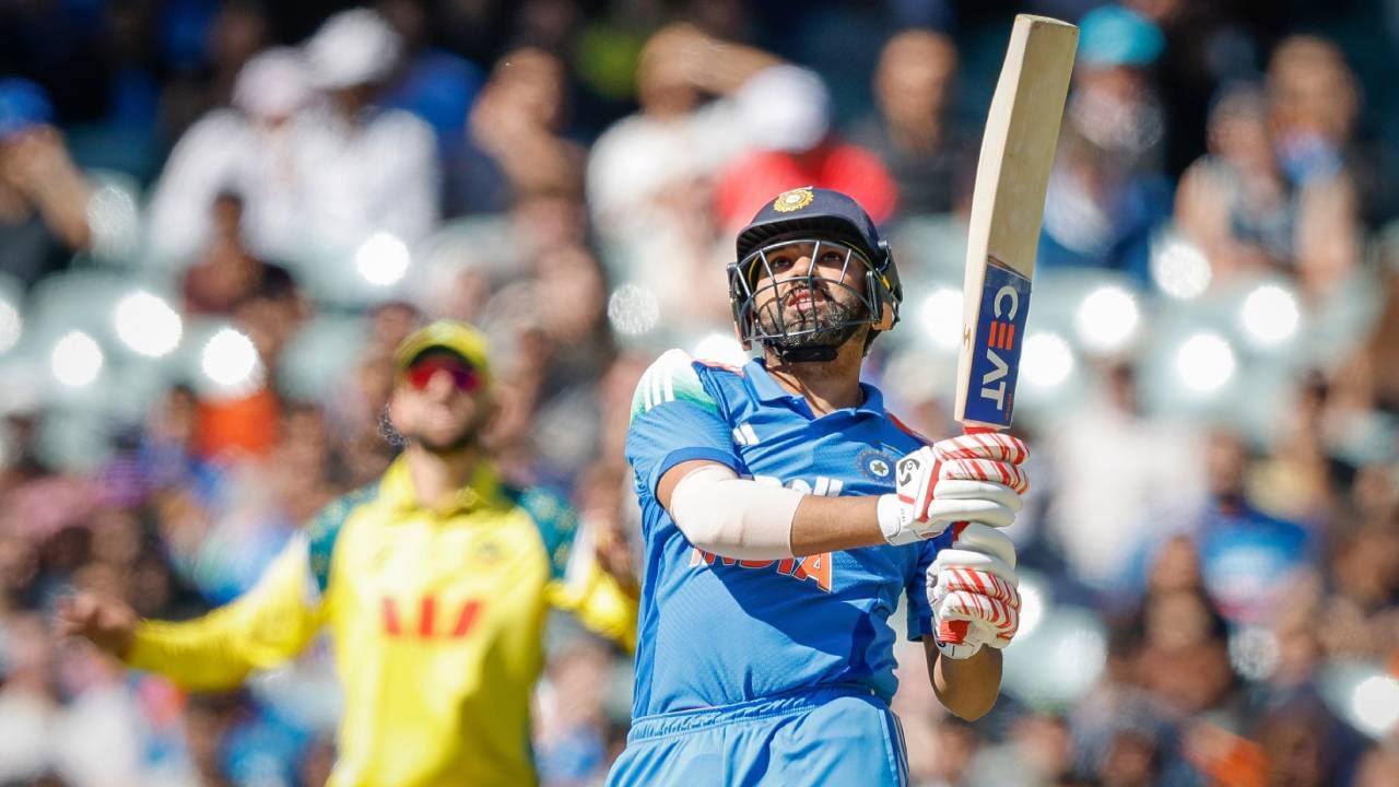 भारत आणि ऑस्ट्रेलिया यांच्यात वनडे मालिकेतील शेवटचा सामन्यात रोहित शर्माकडे विक्रम रचण्याची संधी आहे. हा सामना 25 ऑक्टोबरला होणार आहे. या सामन्यात रोहित शर्माच्या फलंदाजीकडे सर्वांचं लक्ष असणार आहे. (Photo- BCCI Twitter)