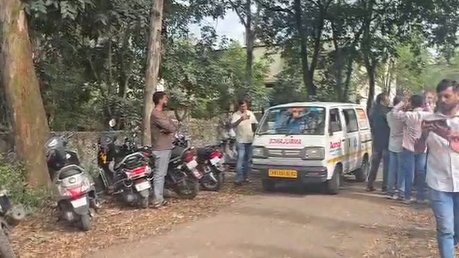 दरम्यान, तिच्या आतेभावाने माझ्या बहिणीला खासदाराच्या पीएचे फोन यायचे. खासदार पीएच्या फोनवरून बोलायचे आणि शवविच्छेदनाचा अहवाल बदलायला सांगायचे, असाही खळबळजनक दावा केला आहे. 