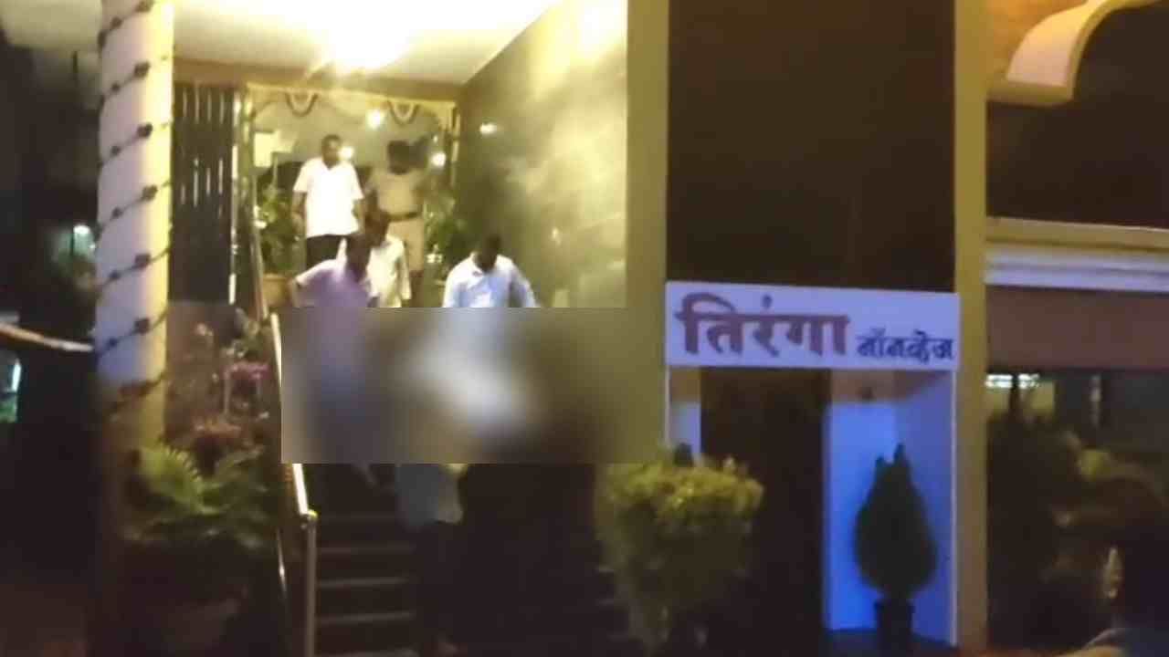 तिने तिच्या तळहातावर लिहिलेल्या नोटवर माझ्यावर पीएसएआय गोपाल बदने याने चार वेळा बलात्कार केल्याचा तसेच पोलीस अधिकारी प्रशांत बनकर याने चार महिन्यापासून शारीरिक आणि मानसिक अत्याचार केल्याचे नमूद केले आहे. 