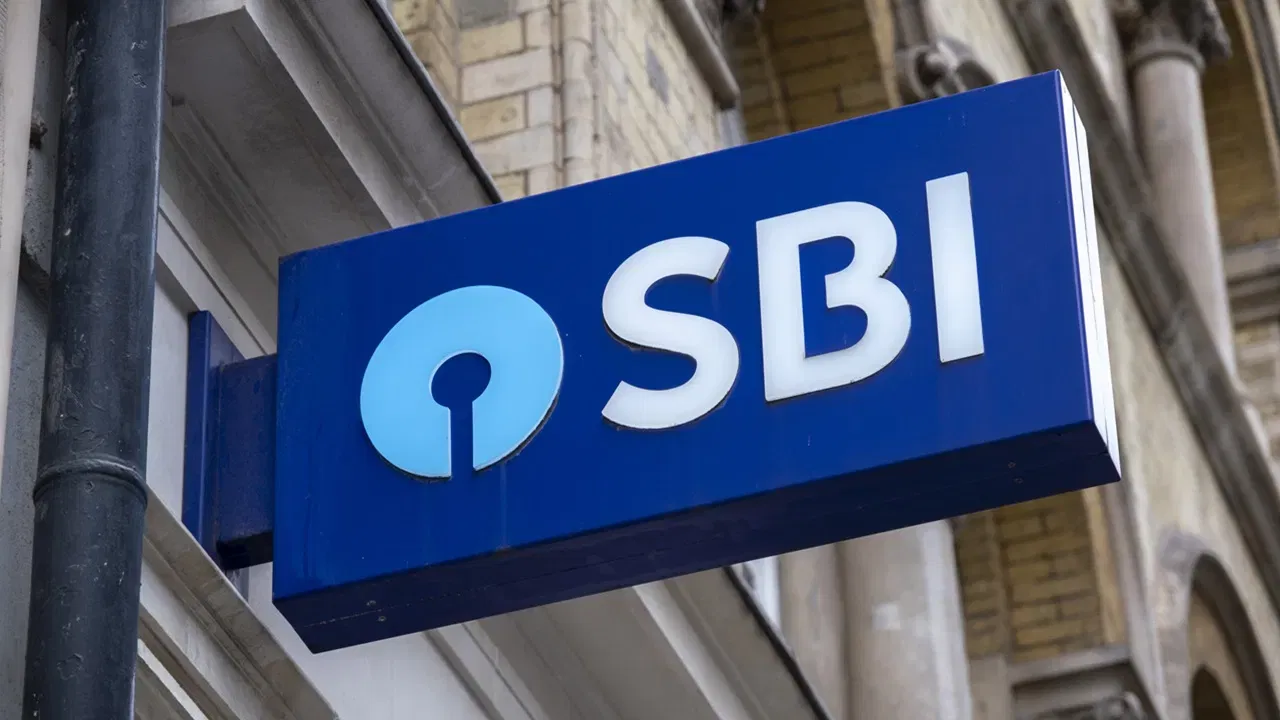 स्टेट बँक ऑफ इंडिया (SBI) ने स्पेशालिस्ट ऑफिसर (SO) च्या 122 पदांसाठी भरती प्रक्रिया पुन्हा सुरू केली आहे. बँकेने या पदांसाठी अर्ज करण्याची अंतिम तारीख वाढवून 15 ऑक्टोबर 2025 केली आहे. ज्या उमेदवारांना यापूर्वी अर्ज करता आला नव्हता, ते आता ऑनलाइन माध्यमातून या भरती प्रक्रियेचा भाग बनू शकतात.