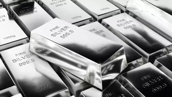 गेल्या काही दिवसांचा अभ्यास करायचा झाल्यास सोने आणि अन्य गुंतवणू साधनांच्या तुलनेत चांदीने चांगले रिटर्न्स दिले आहेत.