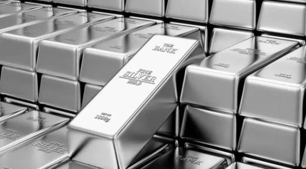 त्यामुळे सोन्यासोबतच चांदी हादेखील धातू तुम्हाला कदाचित मालामाल करू शकतो. (टीप- वरच्या लेखात दिलेली माहिती ही प्राथमिक स्वरुपाची आहे. कुठेही प्रत्यक्ष वा अप्रत्यक्ष गुंतवणूक करायची असेल किंवा कोणताही आर्थिक निर्णय घ्यायचा असेल तर त्या-त्या क्षेत्रातील तज्ज्ञांचा सल्ला जरूर घ्या)