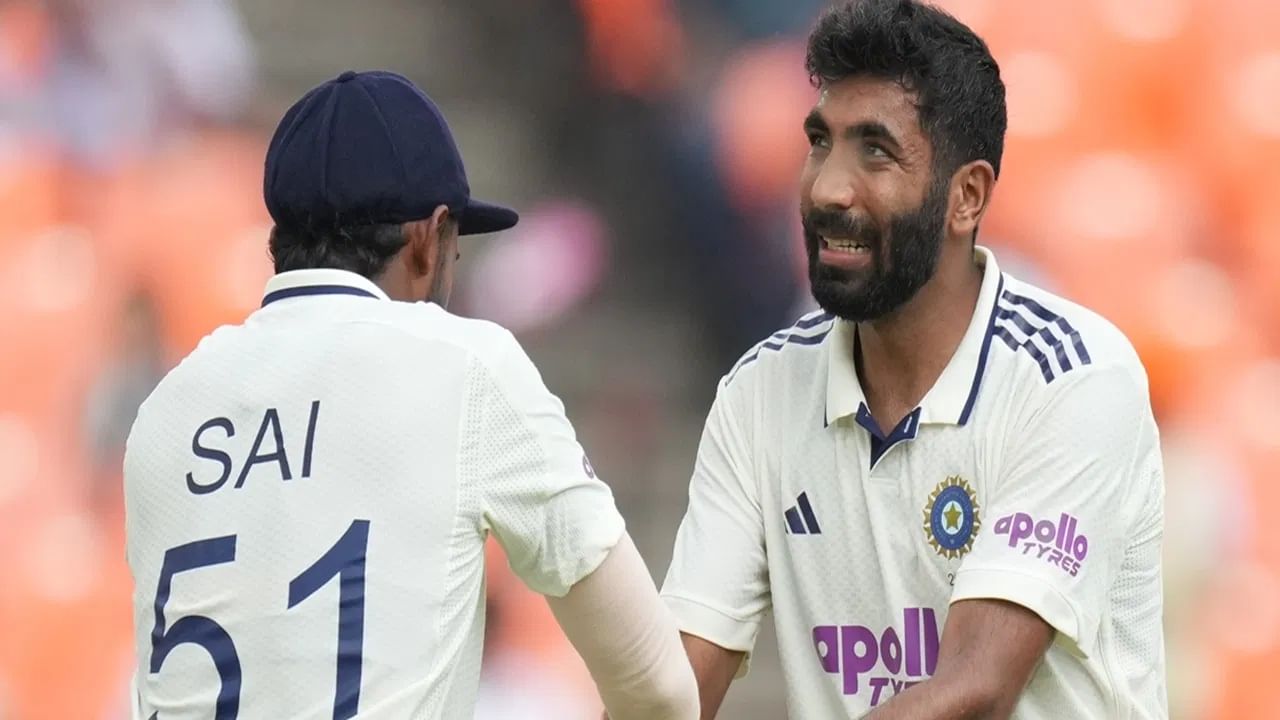 दरम्यान टीम इंडियाने विंडीजला पहिल्या डावात 162 धावांवर ऑलआऊट केलं. विंडीजला ऑलआऊट करण्यात  मोहम्मद सिराज याने प्रमुख भूमिका बजावली. सिराजने सर्वाधिक 4 विकेट्स घेतल्या. तर टीम इंडियाने दुसऱ्या दिवशी पहिल्या सत्रापर्यंत पहिल्या डावात 3 विकेट्स गमावून 67 ओव्हरमध्ये 218 रन्स केल्यात. (Photo Credit : PTI)