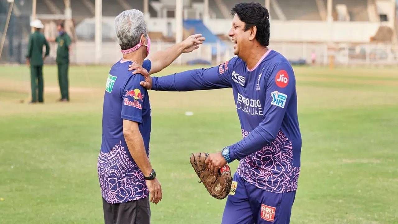 साईराज बहुतुले सुनील जोशी यांची जागा घेणार आहे. सुनील जोशी यांनी 2023 ते 2025 या कालावधीत पंजाब किंग्सला मार्गदर्शन केलं होतं. 51 वर्षीय साईराज बहुतुले यांनी बंगाल, केरळ, विदर्भ आणि गुजरात सारख्या संघांसोबत काम केलं आहे. बहुतुले यांच्याकडे प्रशिक्षणाचा चांगला अनुभव आहे.(फोटो-इंस्टाग्राम)