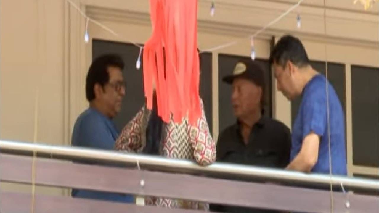 यावेळी राज ठाकरे यांनी स्वत: सलीम खान यांना 'शिवतीर्थ' निवासस्थान फिरवून दाखवलं. ठाकरे आणि खान कुटुंबीय यांच्यात खूप जुने मैत्रीसंबंध आहेत. याआधी राज ठाकरेंनीही सलमानच्या घरी जाऊन त्याची भेट घेतली होती. 
