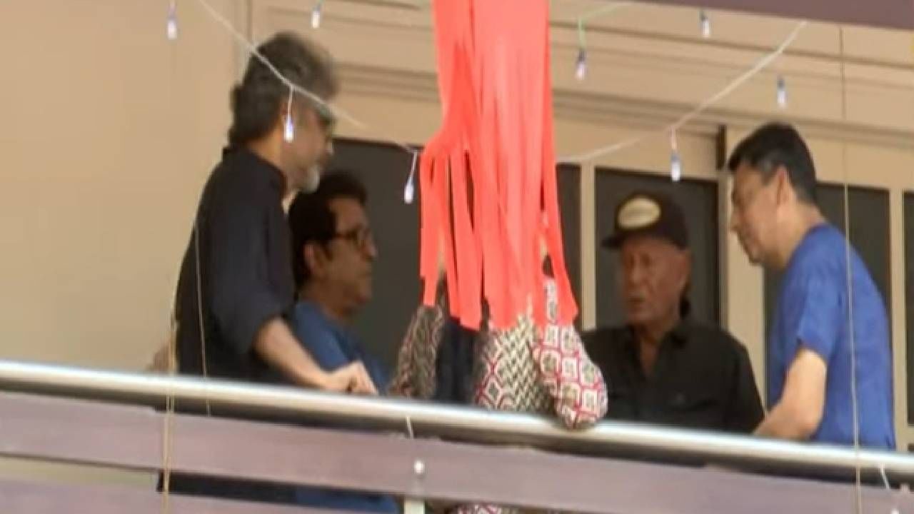 अभिनेता सलमान खानचे वडील आणि दिग्गज लेखक सलीम खान यांनी मनसे अध्यक्ष राज ठाकरे यांची 'शिवतीर्थ' या त्यांच्या निवासस्थानी भेट घेतली आहे. 'शिवतीर्थ'च्या बाल्कनीत सलीम खान, राज ठाकरे आणि शर्मिला ठाकरे यांच्यात चर्चा रंगली. 
