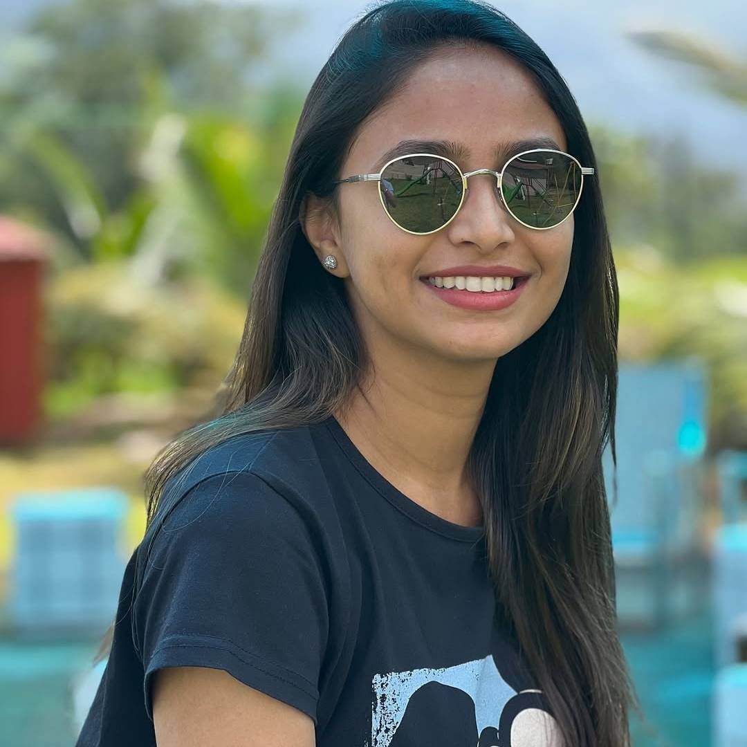 'द ग्रीन मोन्टाना'मध्ये एकावेळी 15 जण आरामात राहू शकतात. त्यामध्ये किचन, ओव्हन, गॅस, गार्डन, स्विमिंग पूर, बॉर्नफायर अशा सगळ्या सुविधा आहेत. या फार्महाऊसचं वीकेंडचं (शनिवार-रविवार) एका दिवसाचं भाडं 30 हजार रुपयांपर्यंत आहे. तर सोमवार ते शुक्रवार 17 ते 20 हजारापर्यंत भाडं आहे.  
