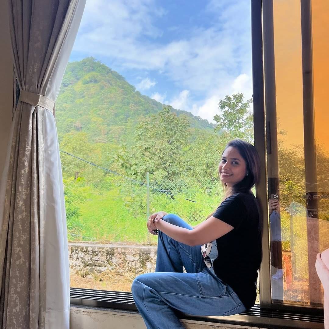 प्राजक्ता माळीच्या फार्महाऊसमध्ये मोठमोठ्या खोल्या, स्विमिंग पूल, बॉर्नफायर अशा सर्व सोयीसुविधा आहेत. 'द ग्रीन मोन्टाना' या नावाने तिने हे फार्महाऊस एका नामांकित कंपनीकडे रजिस्टर केलं आहे. 
