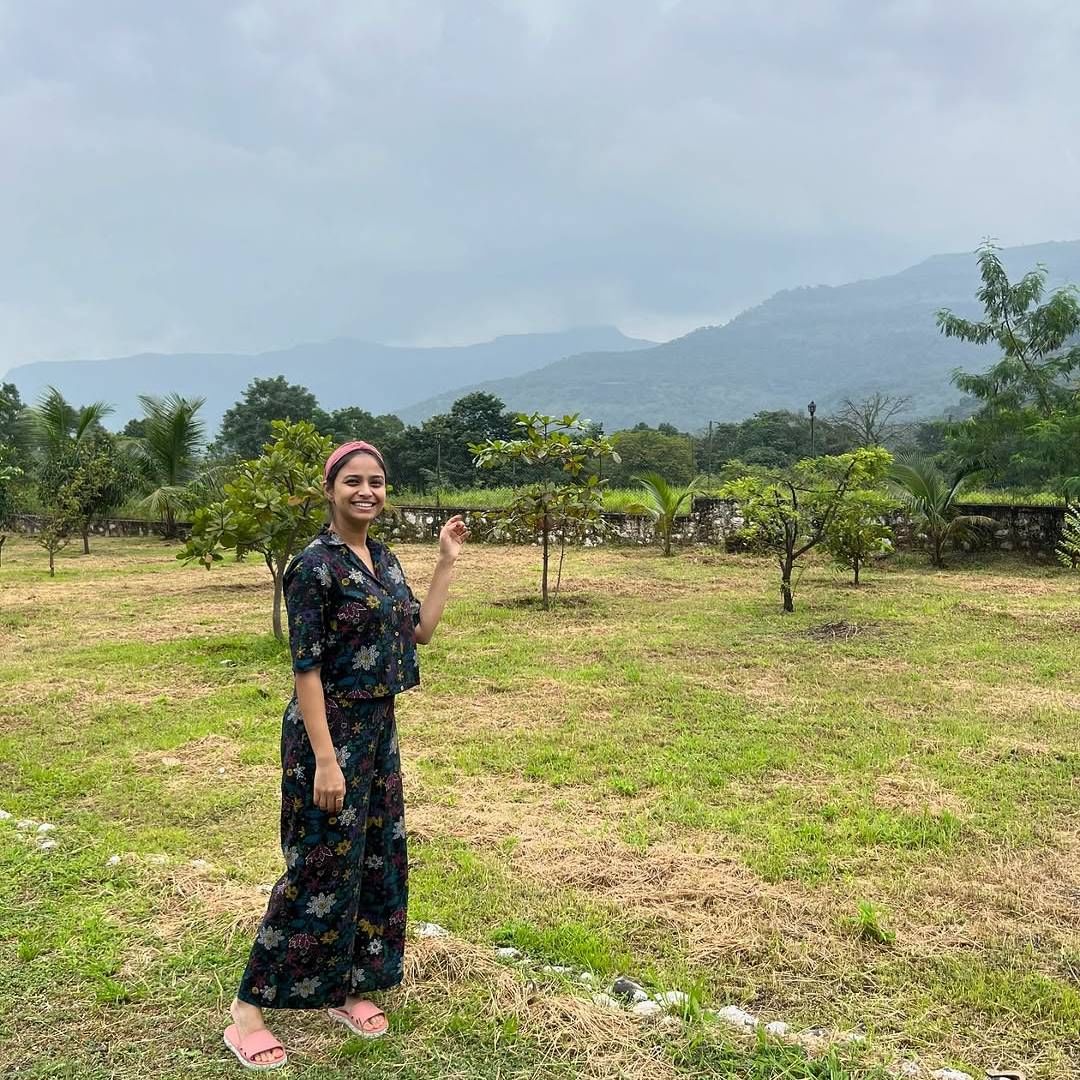 कर्जतमध्ये 'प्राजक्तकुंज' नावाने प्राजक्ताचं आलिशान फार्महाऊस आहे. 'प्राजक्तकुंजमध्ये अप्रतिम मुक्काम झाला. प्रशस्त जागा, अप्रतिम जेवण, सुंदर निसर्गदेखावा आणि उत्तम सोय.. या सर्वांसाठी धन्यवाद. प्राजक्ता आता लवकरच एकत्र प्लॅन करुया', असं म्हणत सायलीने फोटो पोस्ट केले. 
