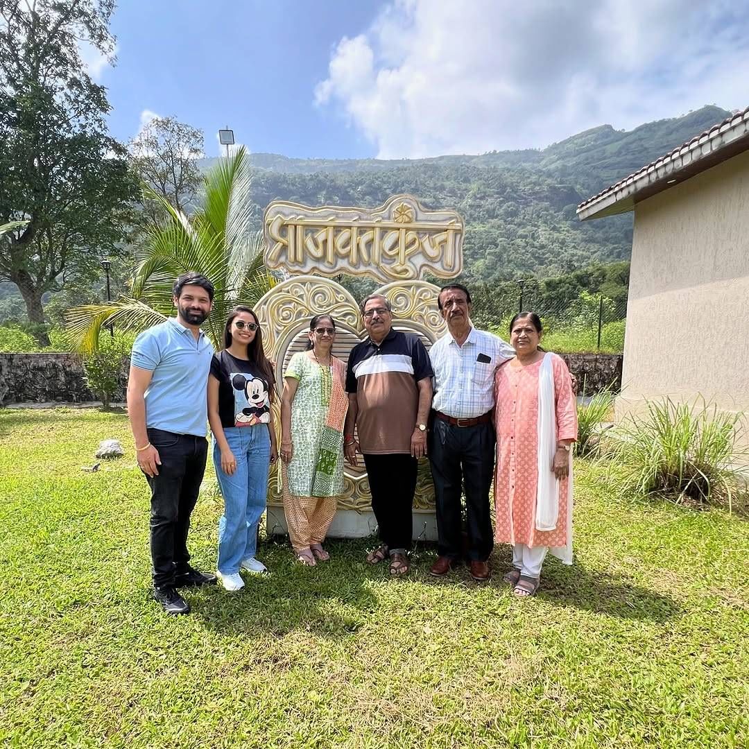 ज्यांना या फार्महाऊसमध्ये रहायचं आहे, ते वेबसाइटवरून बुकिंग करू शकतात. प्राजक्ताच्या या सुंदर फार्महाऊसमध्ये राहायचं असेल, तुम्हाला एका दिवसाचं किती भाडं द्यावं लागेल, माहितीये का?
