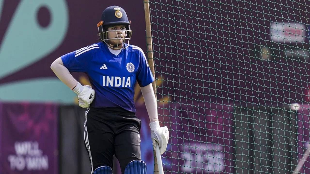 शफाली वर्माबाबत ज्या गोष्टीची भीती होती ती बाब अखेर सत्यात उतरली. शफाली वर्मा भारतासाठी कोणत्याही बाद फेरीत चांगली कामगिरी करू शकलेली नाही. सलग पाचव्यांदा बाद फेरीत मोठी खेळी करण्यास अपयशी ठरली. (PC-PTI)