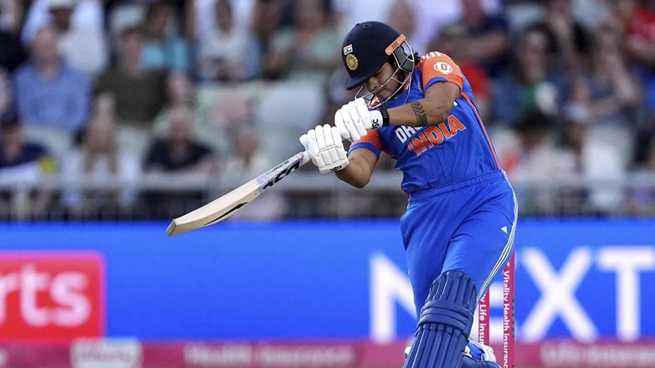 शफाली वर्माने फलंदाजीला आल्यानंतर आक्रमक पवित्रा दाखवला. झटपट धावा करताना दोन चौकार मारले. पण किम गार्थच्या गोलंदाजीवर नको ती चूक करून बसली. आत येणाऱ्या चेंडूवर फटका मारताना चुकली आणि विकेट देऊन बसली. पायचीत होत तिला तंबूत परतावं लागलं. शफालीने रिव्ह्यू घेतला आणि तो वाया गेला. (PC-PTI)