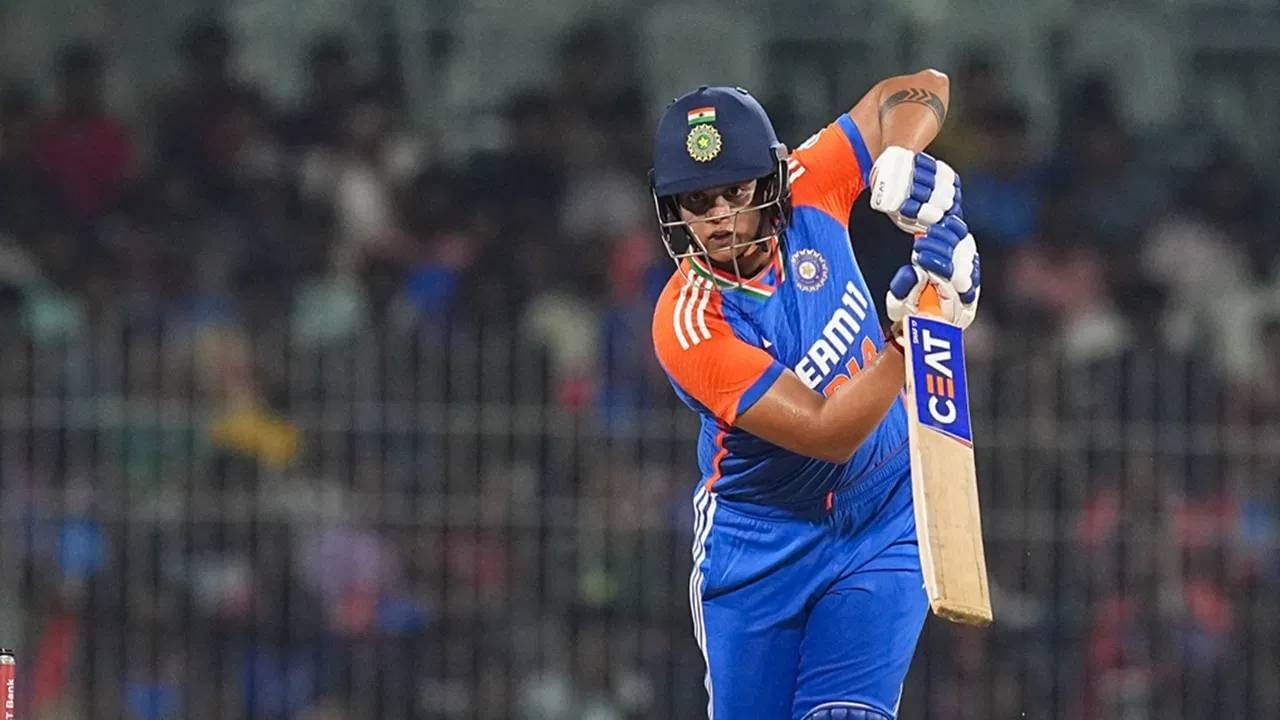 ऑस्ट्रेलियाने नाणेफेकीचा कौल जिंकला आणि प्रथम फलंदाजी स्वीकारली. ऑस्ट्रेलियाने 49.5 षटकात सर्व गडी गमवून 338 धावा केल्या आणि विजयासाठी 339 धावांचं आव्हान दिलं. त्यामुळे भारतीय फलंदाजांवर दबाव होता. त्यामुळे सलामीला आलेल्या शफाली वर्माकडून अपेक्षा होत्या. पण तिने भारतीय क्रीडाप्रेमींचा अपेक्षाभंग केला. (PC-PTI)