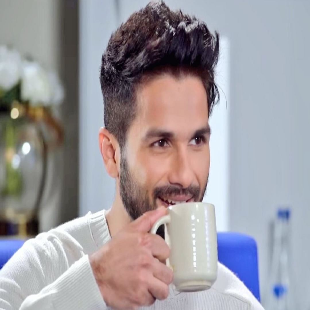  शाहिद कपूर : शाहिद कपूर दिवसातून 10 कप कॉफी पितो असे सांगितले जात आहे.