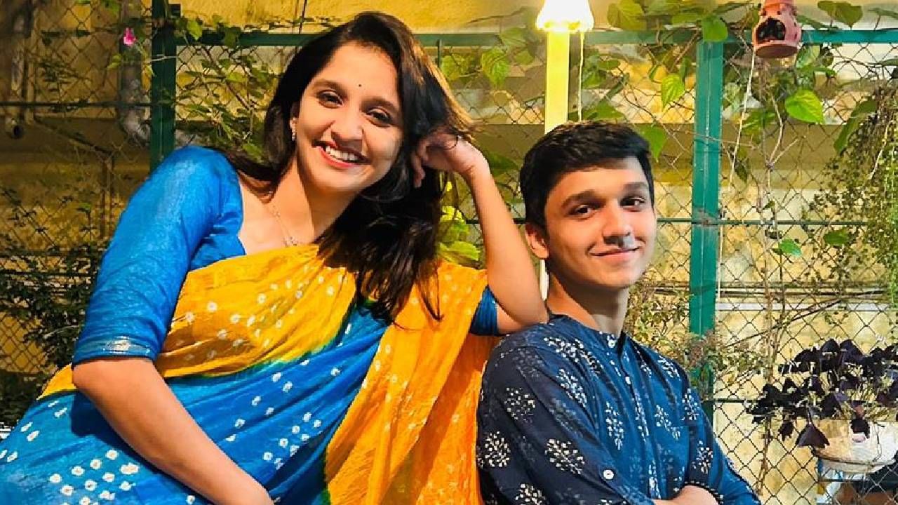 "यंदाची भाऊबीजसुद्धा माझ्यासाठी खास आहे, कारण माझ्या भावाला पहिली नोकरी लागली आहे आणि तो मला यंदा स्वतःच्या मेहनतीच्या पैशातून गिफ्ट घेणार आहे. याआधी आईवडील त्याला गिफ्ट घेऊन द्यायचे आणि तो मला द्यायचा. पण यंदा तो स्वतः कमावून देणार आहे. माझ्यासाठी ही एक अभिमानाची गोष्ट आहे," अशा शब्दांत तिने आनंद व्यक्त केला. 
