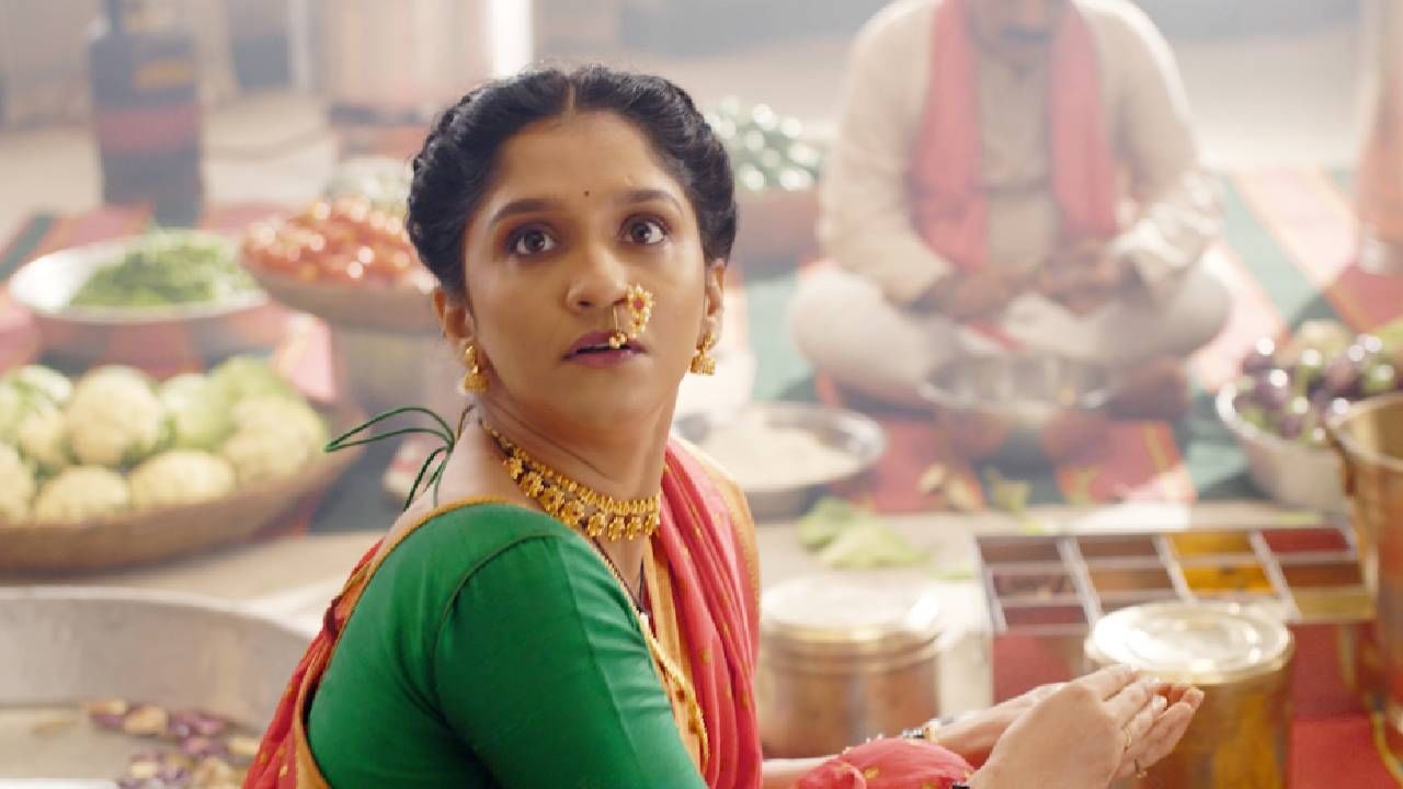 "मी कायम सगळे दिवाळीचे रितीरिवाज पाळले आहेत, मग तो फराळ करणं असो, रांगोळी काढणं, अभ्यंगस्नान, किल्ला बनवणं आणि यंदाही शुटिंग सुरू असतानाही शक्य असेल तेवढं सगळं करणार आहे. यंदाचा  दिवाळी पाडवा माझ्यासाठी खास आहे, कारण हा माझा पहिला पाडवा आहे आणि अंबरने माझ्यासाठी काहीतरी सरप्राइझ प्लॅन केलं आहे, त्यामुळे मी खूपच उत्सुक आहे," असं तिने सांगितलं. 
