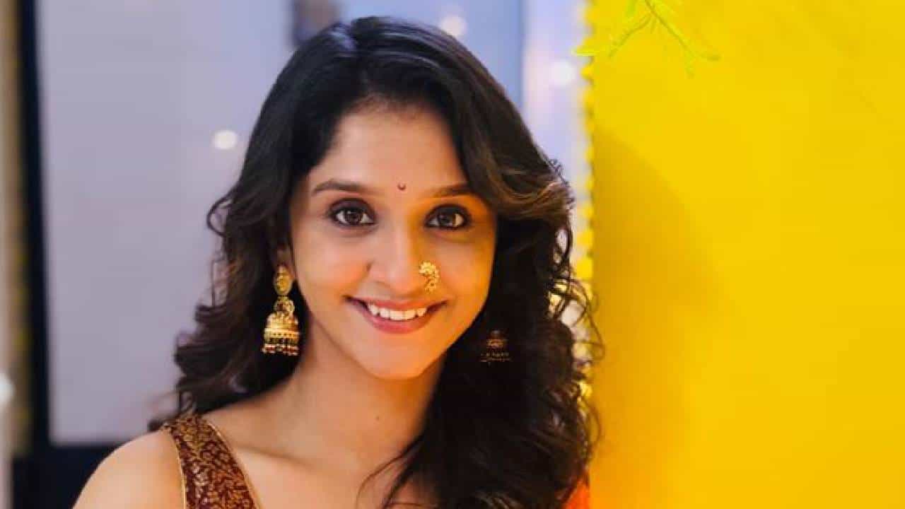दिवाळी ही प्रत्येकासाठी खास असते, पण एका नवविवाहित स्त्रीसाठी ती आणखीनच खास भावना घेऊन येते. पहिली दिवाळी सासरी साजरी करणं आणि ते ही नव्या घरात, नव्या माणसांत आपली ओळख निर्माण करणं, आणि जुन्या आठवणींना नव्या आनंदाने सजवणं.