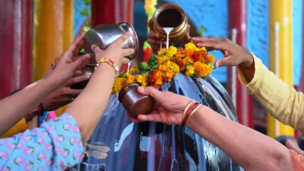 दिवाळीमध्ये शिवलिंगावर या वस्तू करा अर्पण, भगवान शंकर प्रसन्न होताच सर्व दुःख होतील दूर