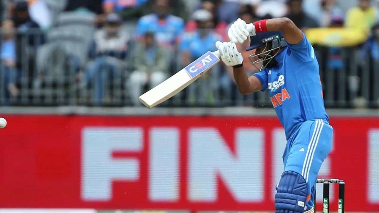 बीसीसीआयची वैद्यकीय टीम त्याच्या तब्येतीवर लक्ष ठेवून आहे. तसेच भारतातील डॉक्टरांचा सल्लाही घेतला जात आहे. अय्यरच्या तब्येतील लक्ष असल्याचं बीसीसीआयने स्पष्ट केलं. दुसरीकडे, श्रेयस अय्यर दक्षिण अफ्रिकेविरुद्धच्या मालिकेला मुकण्याची शक्यता आहे. त्याच्या जागी रजत पाटीदारला संधी मिळण्याची शक्यता आहे.  (PC-PTI)