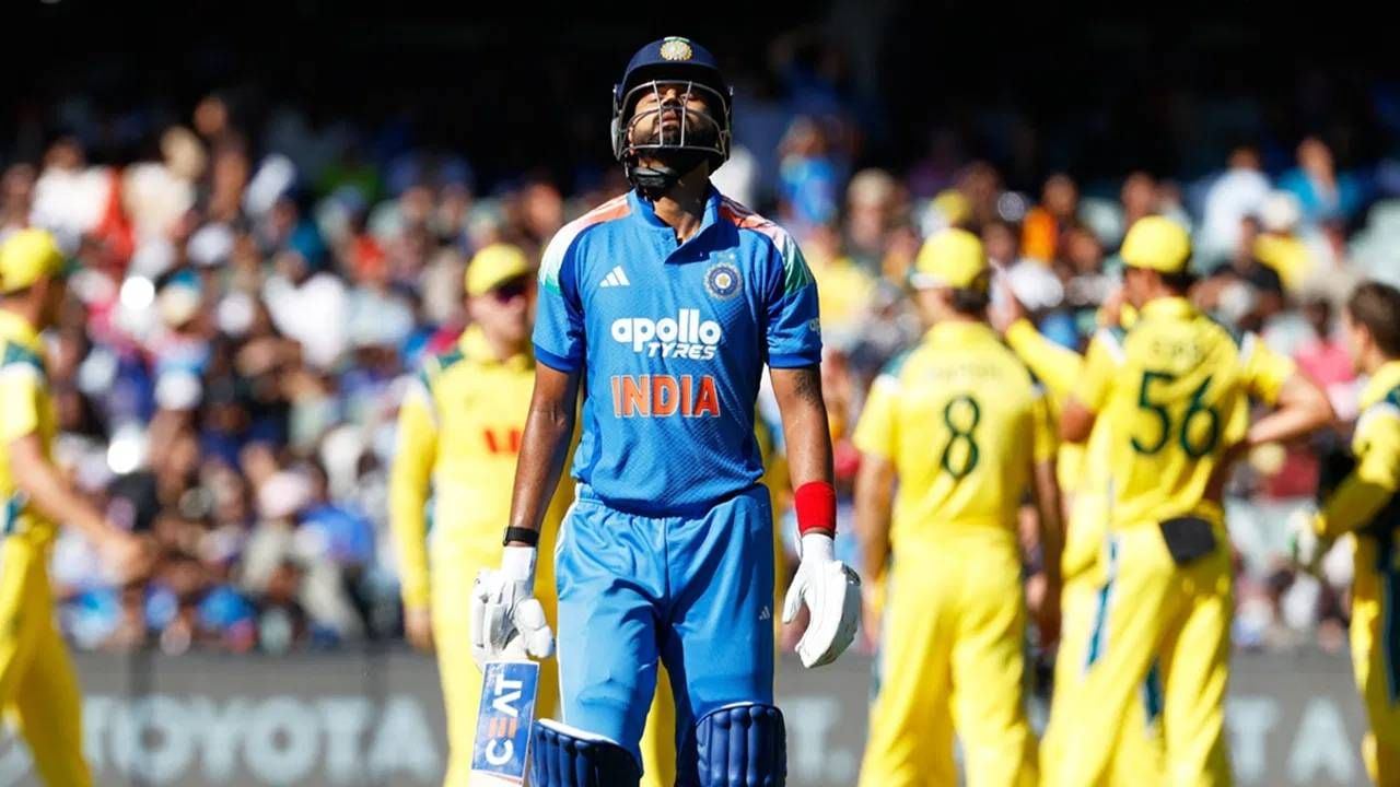 बीसीसीआयचे सचिव देवजीत सैकिया यांनी सांगितलं की, 25 ऑक्टोबरला ऑस्ट्रेलियाविरुद्धच्या तिसऱ्या वनडे सामन्यात श्रेयस अय्यरच्या पोटात गंभीर दुखापत झाली. त्याच्या स्प्लीनमधून रक्तस्राव होत होता. सुदैवाने त्याच्या दुखापतीबाबत तात्काळ तपासणी झाली आणि काय झालं ते कळलं. त्यामुळे रक्तस्राव रोखण्यात मदत झाली.  (PC-PTI)