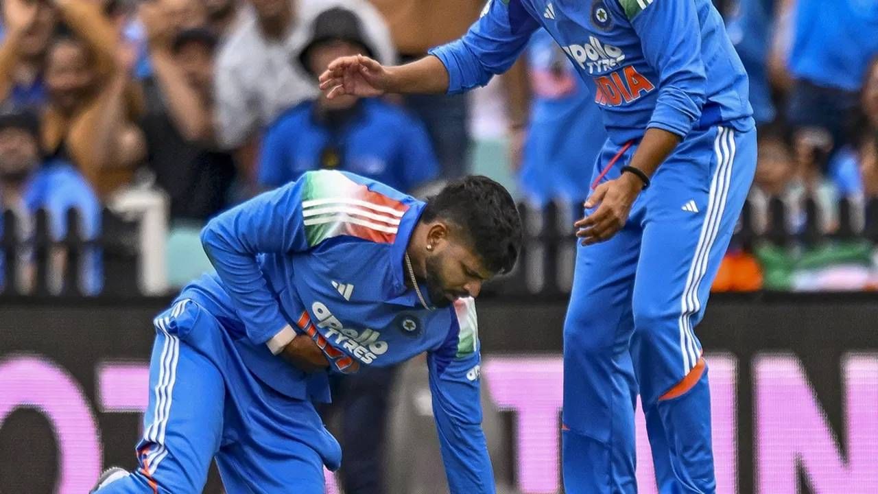 श्रेयस अय्यरच्या तब्येतीत आता सुधारणा होत आहे. त्याला आयसीयूतून जनरल वॉर्डमध्ये शिफ्ट करण्यात आलं आहे. त्याच्या तब्येतीबाबत बीसीसीआयने नवं मेडिकल अपडेट दिलं आहे. तसेच श्रेयस अय्यरची दुखापत किती गंभीर होती याबाबत सांगितलं आहे.  (PC-PTI)