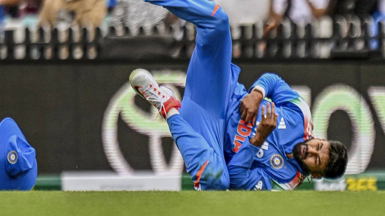 भारताचा स्टार फलंदाज श्रेयस अय्यरचं चॅम्पियन्स ट्रॉफीनंतर संघात पदार्पण झालं होतं. पण ऑस्ट्रेलियाविरुद्धची मालिका पण त्याच्यासाठी अनलकी ठरली. कारण या मालिकेतही त्याला दुखापतीने ग्रासलं. ऑस्ट्रेलियाचा विकेटकीपर एलिस कॅरीचा झेल पकडताना त्याला गंभीर दुखापत झाली. त्यामुळे त्याला रुग्णालयात दाखल करावं लागलं.  (PC-PTI)